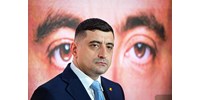Orbán Viktoros szórólappal kampányol a szélsőjobboldali román elnökjelölt