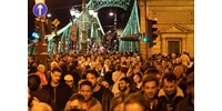 Több százan nézték a Fővám térről, hogyan rajzolnak drónok egy Szabadság szobrot Budapest fölé - fotók!