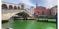 Olasz környezetvédők zöldre festették a velencei Canal Grande vizét - videó