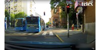  Videóra vették, ahogy két BKV-buszjárat egyszerre hajt át a piroson  
