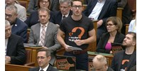  Stop pedofidesz, ki a felelős? – egyenpólóban ültek be a momentumosok a parlamentbe  