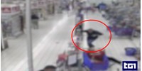  Videón, ahogyan a volt Inter-focista kirúgja a kést az áruházi ámokfutó kezéből  