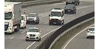  Az M0-s belső sávjában tolatott egy BMW-s - videó  