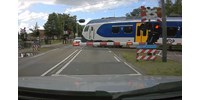  Traktort sodort el a mozdony egy vasúti átjáróban  