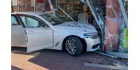 A solymári Spar üvegajtajában kötött ki egy BMW