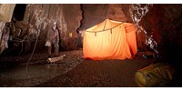 “Egy kis intenzív osztályt kellett berendezni 1050 méter mélyen” - így látta az amerikai barlangász mentését Zádor Zsófia, aki elsőként ért le a bajba jutott férfihez