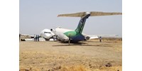  Leszállás után pár pillanattal kettétört egy Boeing repülőgép  