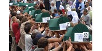  A srebrenicai népirtás áldozatainak számát festették a magyar nagykövetség kerítésére Szarajevóban  