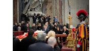  Ma temetik el XVI. Benedeket, hajnal óta gyülekeznek a hívek, hogy lássák  