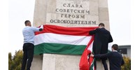  Hatalmas magyar zászlóval tekerte be a Momentum a Szabadság téri szovjet emlékművet  