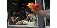  Vízipisztollyal és transzparensekkel tiltakoztak a spanyolok a turisták özöne ellen  