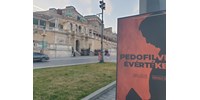  "Pedofilvédő évértékelő" - plakátokkal készül a Momentum a szombati Orbán-évértékelőre a Várkert Bazárnál  