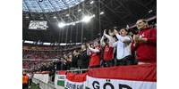  Sportszerűtlen szurkolás miatt pénzbüntetésre és felfüggesztett szektorbezárásra büntette a magyar válogatottat az UEFA  