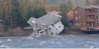  Videón, ahogy a folyóba omlik egy ház az alaszkai árvíz miatt  