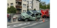  Fotók: Megmászott egy Land Rover egy Audit a Sasadi úton  