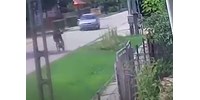 Elgurult apróira figyelt egy autós, közben meg elcsapott egy biciklist – videó