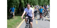  Gulyás Gergely nyeregbe pattant az új Budapest-Balaton kerékpárúton, és megállapította: a bringa jó megoldás a fenyegető olajhiányra  