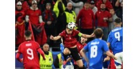  Futballhuliganizmus deluxe: Spagettit törtek ketté az albánok az olasz szurkolók szeme láttára  