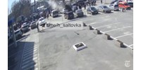 Videón, ahogy lövedék csapódik a segélyért sorakozók közé Harkivban  