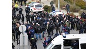  A tiltás és a komoly rendőri jelenlét ellenére is összegyűlt néhány neonáci a Bécsi kapu téren  