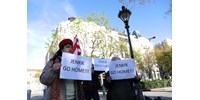  „Jenkik, go home” – üzente három tüntető a budapesti amerikai nagykövetség előtt  