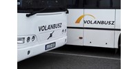  A tűző napon, árnyék és mosdó nélkül várakozhat a Lázár János által berendelt buszsofőrök egy része  