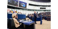Videón, ahogy Orbán beszéde után a baloldali EP-frakció a Bella Ciaót énekelte felállva Strasbourgban