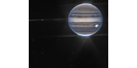  A James Webb lefotózta a Jupiter sarki fényeit, és a bolygó 16 ezer kilométer átmérőjű foltját  