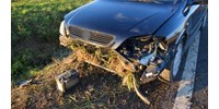  Fiatalok manővere miatt borult árokba egy vétlen autós, akit otthagytak segítség nélkül  