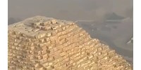 Siklórepülős vette videóra, ahogy az egyik gízai piramis tetején kószál egy kutya