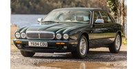  Eladó II. Erzsébet Jaguarja, amelyre még James Bond is büszke lehetne  