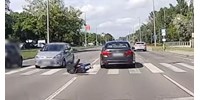  Döbbenten nézte az autós, ahogy nekiszalad egy gyalogos, majd elsántikál – videó  