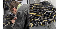 Megvarrta egy utas a szakadt ülést a 17-es villamoson