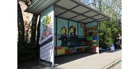 Lego-figuraként tűnt fel Mészáros Lőrinc és Várkonyi Andrea egy Orbán háza melletti buszmegállóban  
