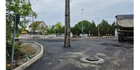  Az út közepén hagytak és körbeaszfaltoztak egy villanyoszlopot Dunaharasztiban – fotó  