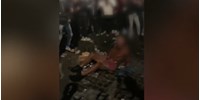  Letaglózó videó készült arról, hogy Róma belvárosában fiatal suhancok majdnem agyonrugdosnak egy férfit  