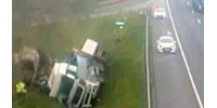  Letarolta a lehajtót egy kamionos az M3-ason – videó  