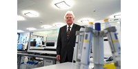  Húszezer embert olthattak be egy német professzor saját fejlesztésű, illegális vakcinájával  