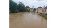  Több megyében is utakat öntött el a víz, vannak, akik az otthonukban ragadtak  