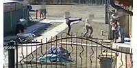  Felrúgta a rendőr a talicskát, majd kitört a tömegverekedés a debreceni udvarban – videó  