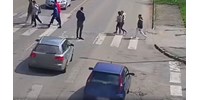  Videó: „Nem értem mi a gond” – mondta a sofőr, aki áthajtott a gyerekek közt a zebrán  