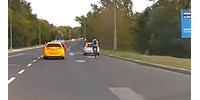 Videó: Tényleg büntetőfékezett a biciklis előtt ez az autós?