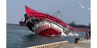  Látványos videón a hatalmas mentőhajó, ami tíz másodperc alatt talpra áll, ha felborulna   