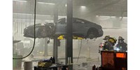 Egy márkakereskedés emelőjén kapott lángra egy Audi e-tron GT