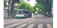  Hatalmas eséssel úszta meg a biciklis, hogy elüsse a busz – videó  