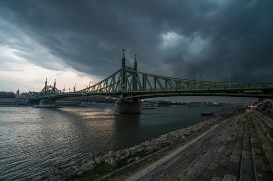 Szórakozásból ugrott a Szabadság hídról a Dunába egy külföldi