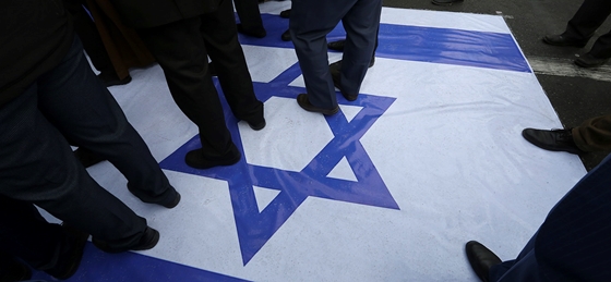 Világ: Izrael antiszemitizmust emleget és visszahívta a varsói ügyvivőjét - Vimarsana News