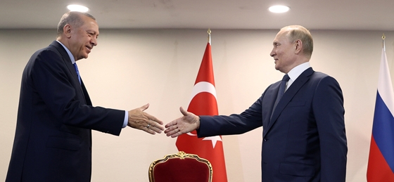 Mundo: Putin y Erdogan caminan con un solo brazo – video