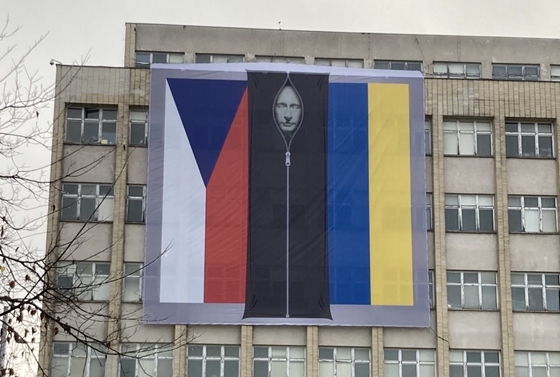 Life + Style: una bandera que representa a Putin cosida en una bolsa para cadáveres colgada en la pared del Ministerio del Interior checo