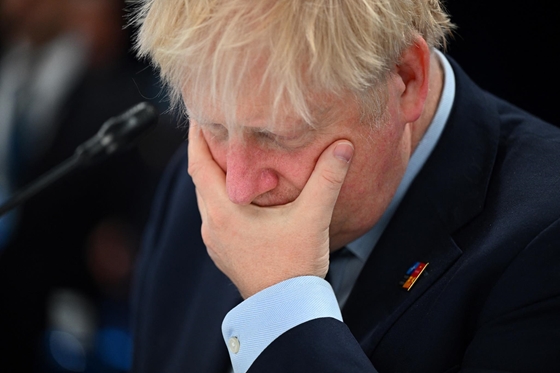 Boris Johnson valahogyan, valamiért, valameddig még miniszterelnök